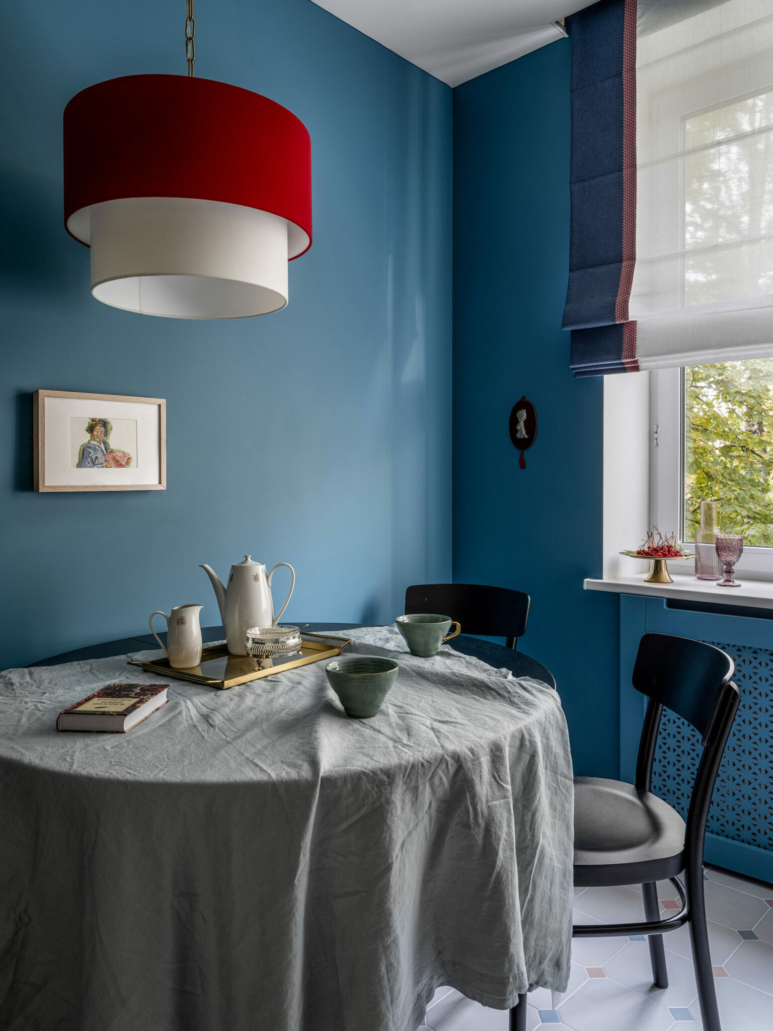 Серо голубой цвет стен в интерьере гостиной