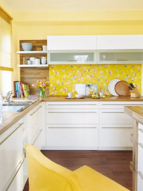 Желтые обои на кухне - 75 фото