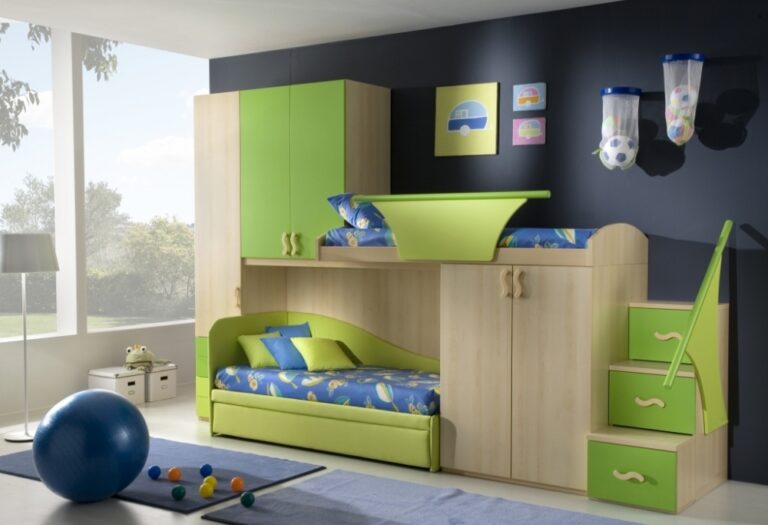 Две кровати для детей в комнате